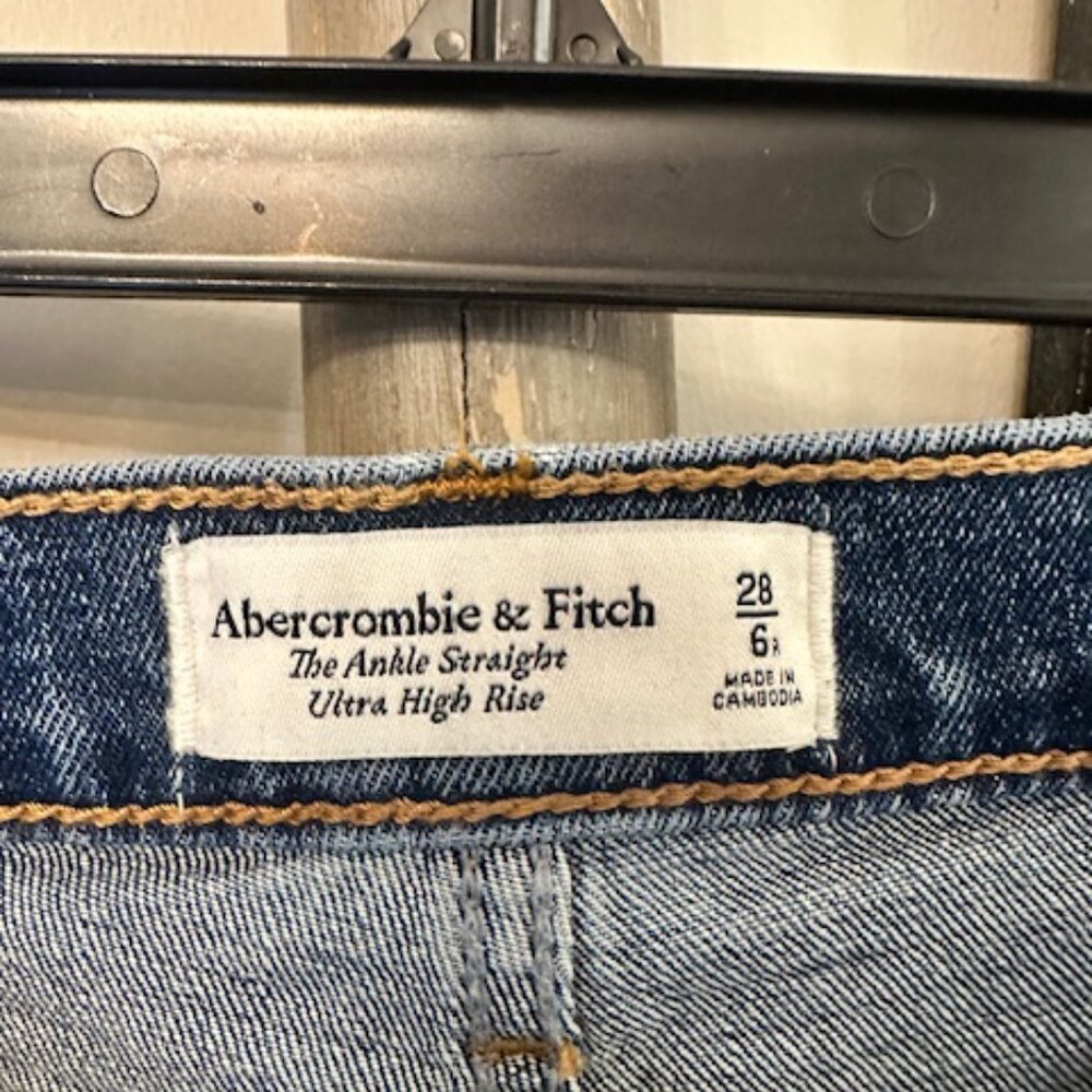 Abercrombie & Fitch Ultra High Rise Ankle Straight Jeans – Women’s 28 / 6R - Picture 3 of 4